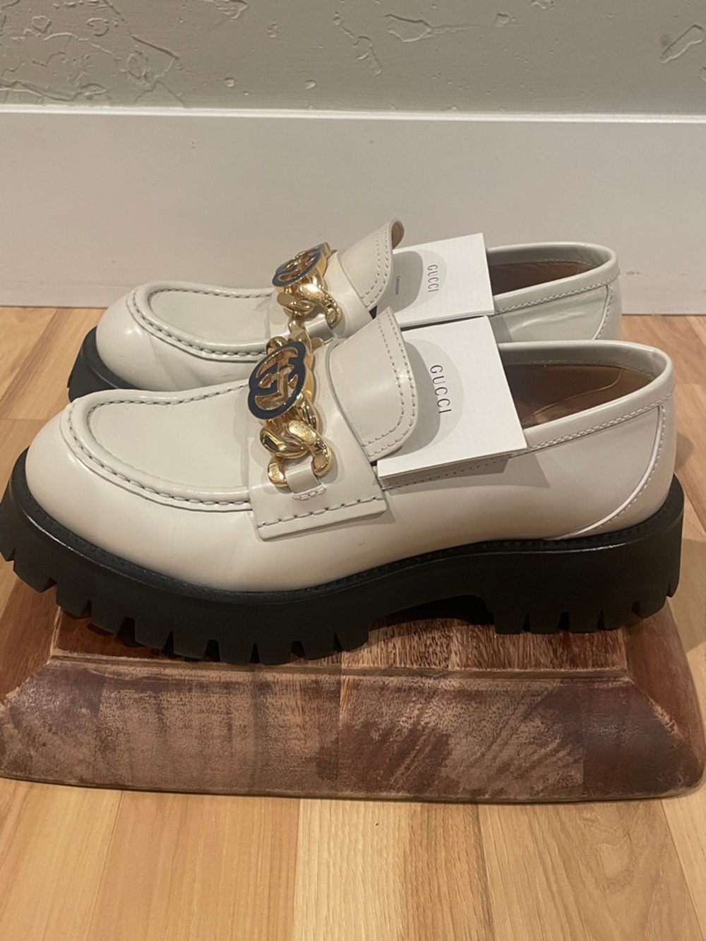 Gucci Cordovan Lux in Mysric White. Lug Sole Loafers. Navy Logo w/ Gold Chain - Picture 3 of 13